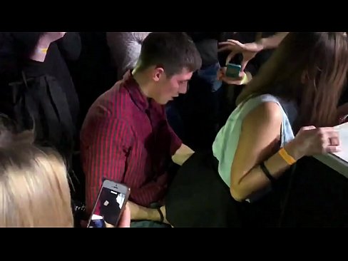❤️ Ubulili bangempela ku-nightclub yaseRussia. Intombazane yaseRussia eneminyaka engu-18 ubudala ingene endunu nasesithweni sangasese e-nightclub Izocansi ezinkulu kithi zu.pornmega-com.ru
